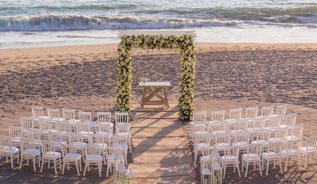Host your weddings at Beach Club of Casa Velas Hotel, Puerto Vallarta 